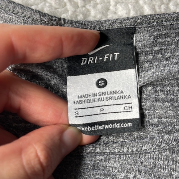 Nike Women’s Top. SZ: Small - Picture 4 of 6